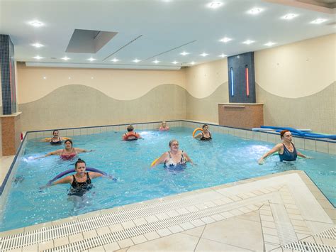 Pacient vykonáva cvičenie vo vode počas hydroterapie