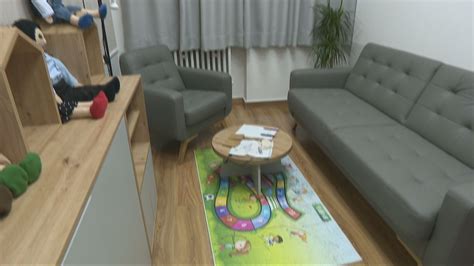Interiér relaxačnej miestnosti s knižnicou pre seniorov v KOMUCE