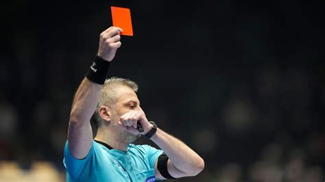 Červená karta a rozhodca