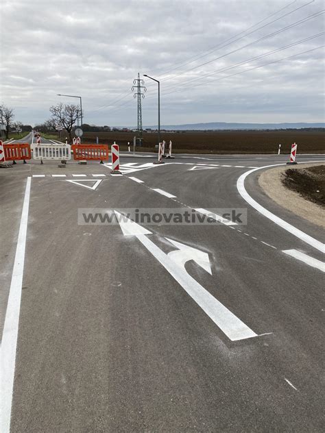 Vodorovné dopravné značenie parkovacieho miesta pre osoby s ŤZP.
