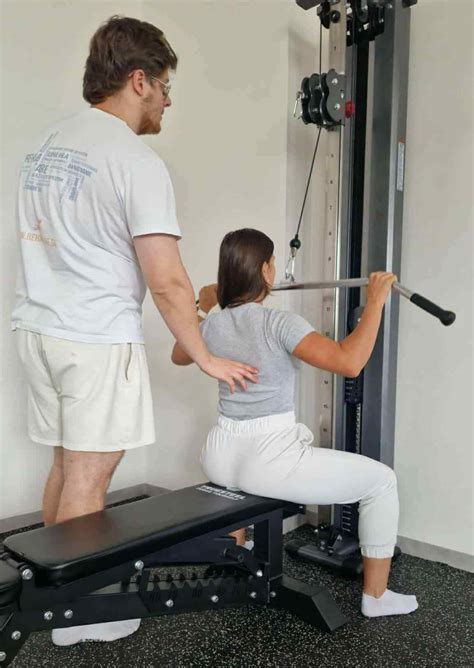 Pacient po CMP cvičí s fyzioterapeutom