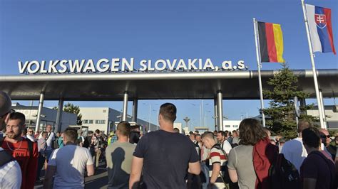 Fotografia protestujúcich zamestnancov Volkswagenu Slovakia