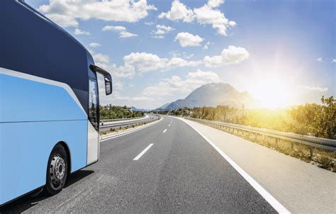 Cestovanie do práce - ilustračná fotografia s autom na ceste