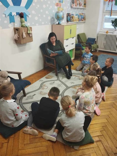 Ilustrácia rodiny s rodičmi a starými rodičmi