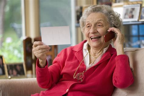 Ilustračná fotografia mobilného telefónu pre seniorov