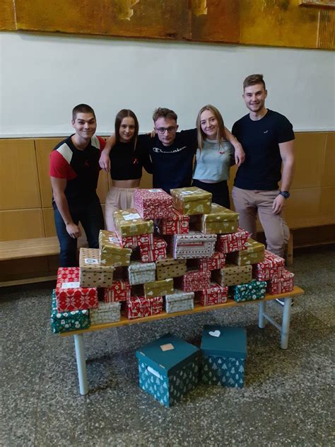 Ilustrácia vianočnej krabice plnej darčekov