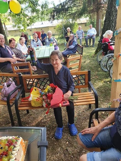 Šťastní seniori počas oslavy narodenín v domove