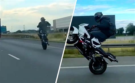 Motocyklista na trati v teréne