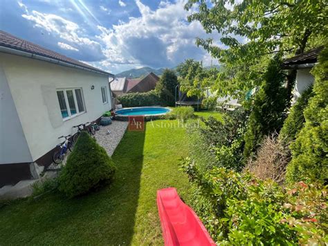 Fotografia parku okolo zariadenia VIA LUX s jazierkom a altánkom