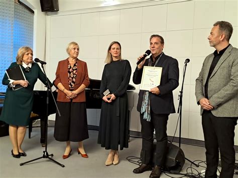 Ilustrácia znázorňujúca digitálnu gramotnosť seniorov
