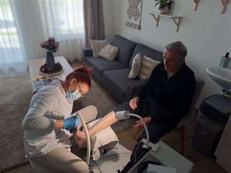 Imobilný senior číta knihu v pohodlí domova