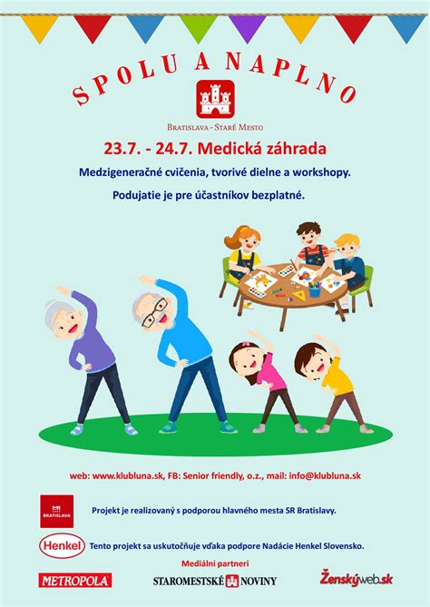 Senior pijúci vodu počas cvičenia