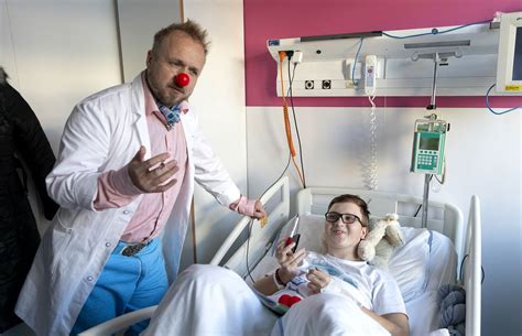 Zdravotný klaun v nemocnici s dieťaťom