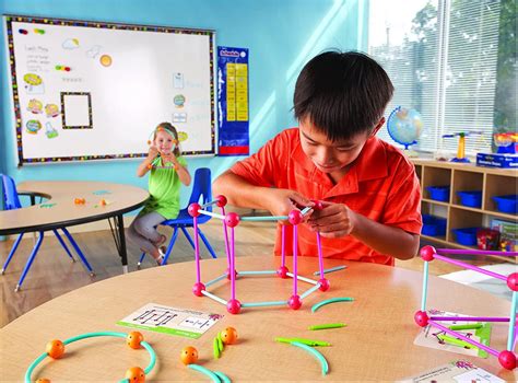 Deti pracujú s magnetickou tabuľou a geometrickými tvarmi