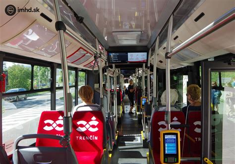 Interiér autobusu s Wi-Fi a zásuvkami