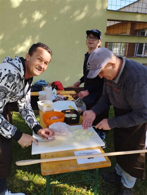 Klienti domova dôchodcov v Seredi počas prechádzky