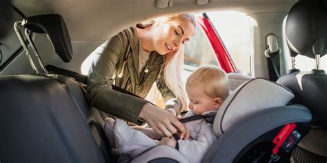 Ilustrácia správneho pripútania dieťaťa v autosedačke