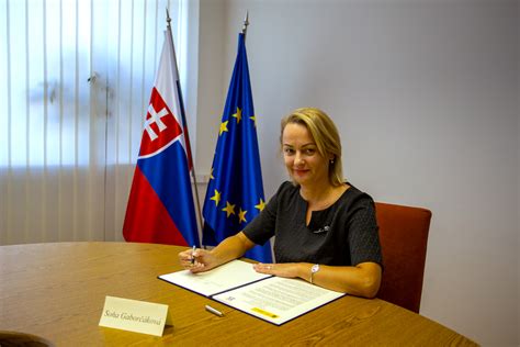 Ilustračná fotografia žien pri podpise petície
