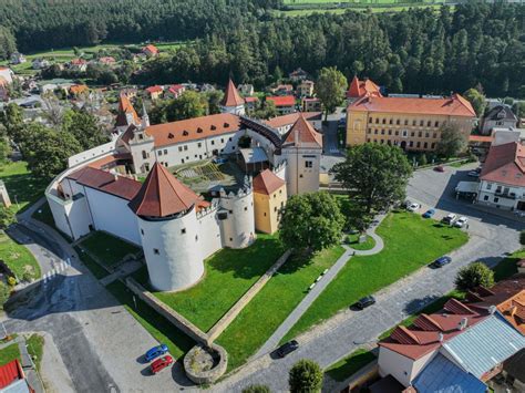 Ilustrácia symbolizujúca konflikt v štátnych inštitúciách
