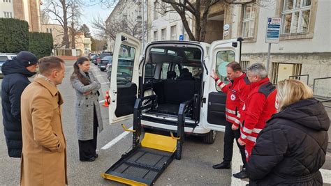 Sociálny taxík so zdvíhacou plošinou