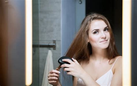Žena umývajúca si vlasy