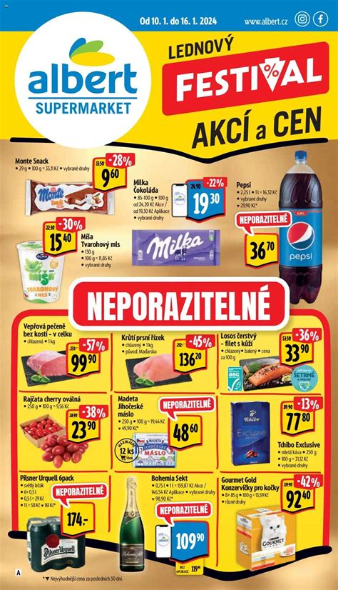 Starší človek dostávajúci leták od poštára
