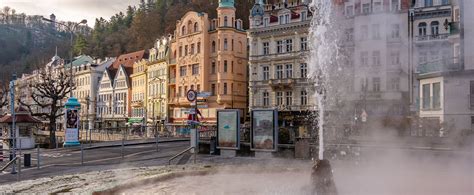 Panoramatický pohľad na Karlove Vary s kúpeľnými budovami