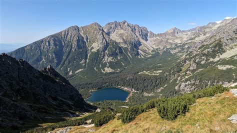 Turistický chodník vo Vysokých Tatrách s výhľadom na štíty