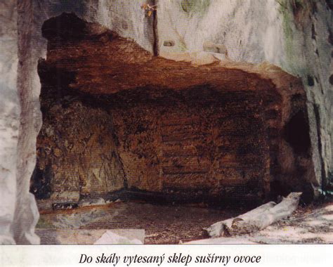 Archeologické nálezy v slovenských hroboch