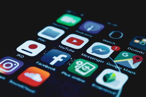 Mobilné telefóny a online komunikácia