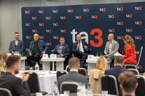 Ľudia diskutujúci na konferencii