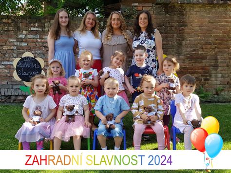 Skupina seniorov spievajúcich spolu