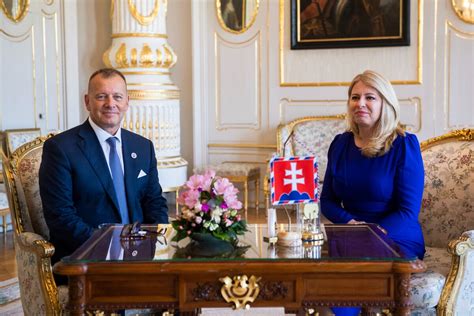 Zuzana Čaputová s úsmevom víta seniorov v Prezidentskom paláci