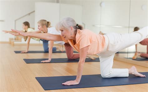 Seniori cvičiaci jogu v Centre aktívneho starnutia