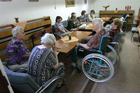 spokojní seniori tvoriaci v dielni