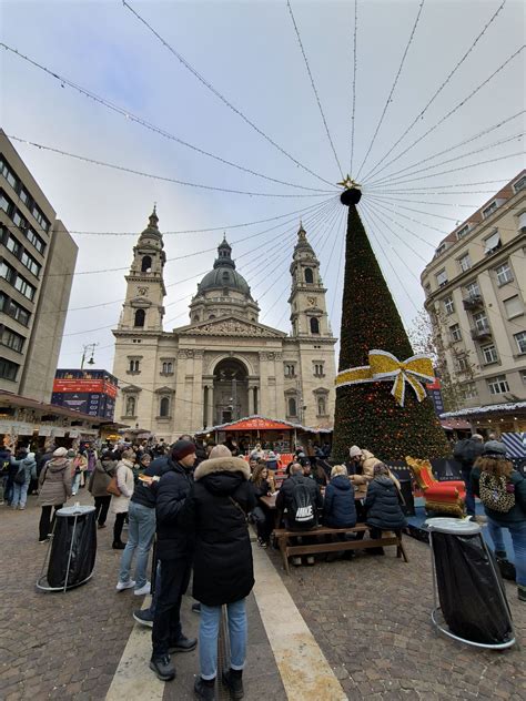 Vianočné trhy v Budapešti pred Bazilikou svätého Štefana