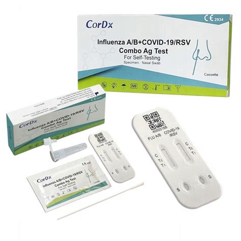 Zdravotnícky personál vykonávajúci test na COVID-19
