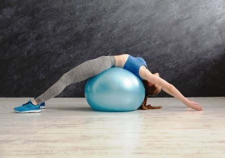 Žena cvičiaca s fitness loptou