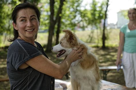 Zobrazuje rôzne formy terapie - arteterapiu, muzikoterapiu a ergoterapiu.
