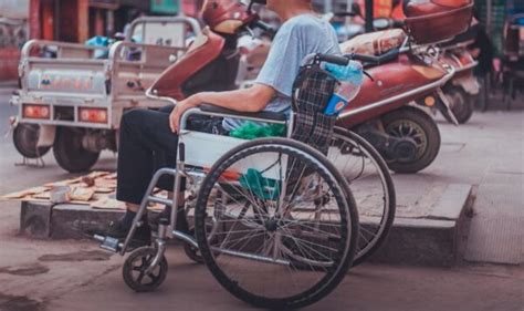 Osoba na invalidnom vozíku, hľadajúca parkovacie miesto