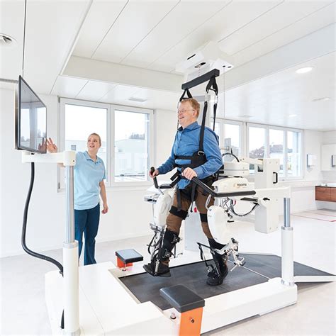 Pacient cvičiaci na robotickom systéme Lokomat