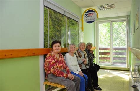 interiér domova dôchodcov s obyvateľmi