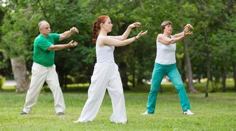 Skupinové cvičenie Tai Chi v parku s lektorom