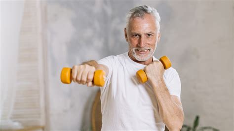 Senior cvičiaci s ľahkými závažiami