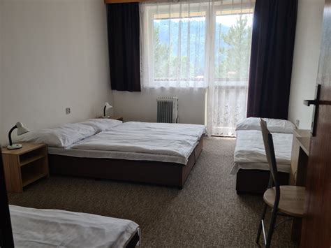 Interiér izby v domove dôchodcov s kúpeľňou a toaletou