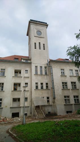Fotografia starej nemocnice v Nových Zámkoch, poukazujúca na jej chátrajúci stav