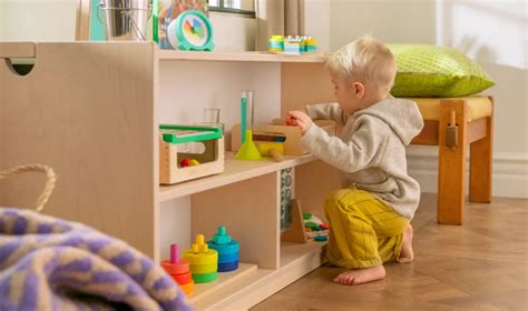 Dieťa hrajúce sa s Montessori pomôckami
