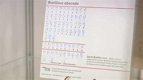 Zrakovo znevýhodnené dieťa číta Braillovo písmo