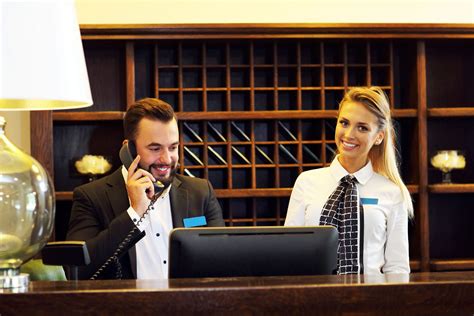 Profesionálne privítanie hostí na recepcii hotela
