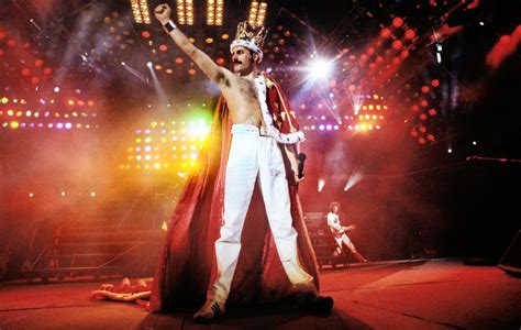 Freddie Mercury s kapelou Queen na pódiu